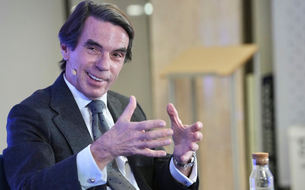 Former President José María Aznar meets with González Urrutia on September 16