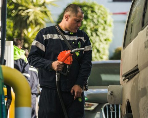 Gasoline and diesel go for their first month without subsidies