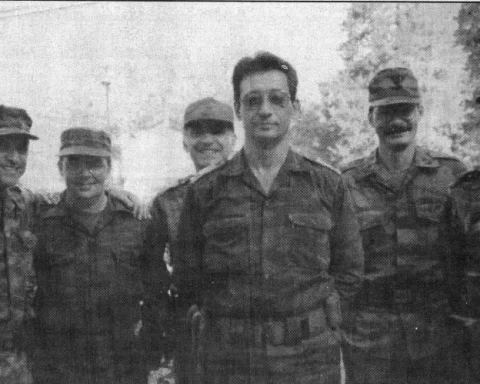 El general Arnaldo Ochoa (centro) y su equipo en Angola, en 1980