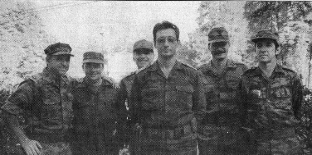 El general Arnaldo Ochoa (centro) y su equipo en Angola, en 1980