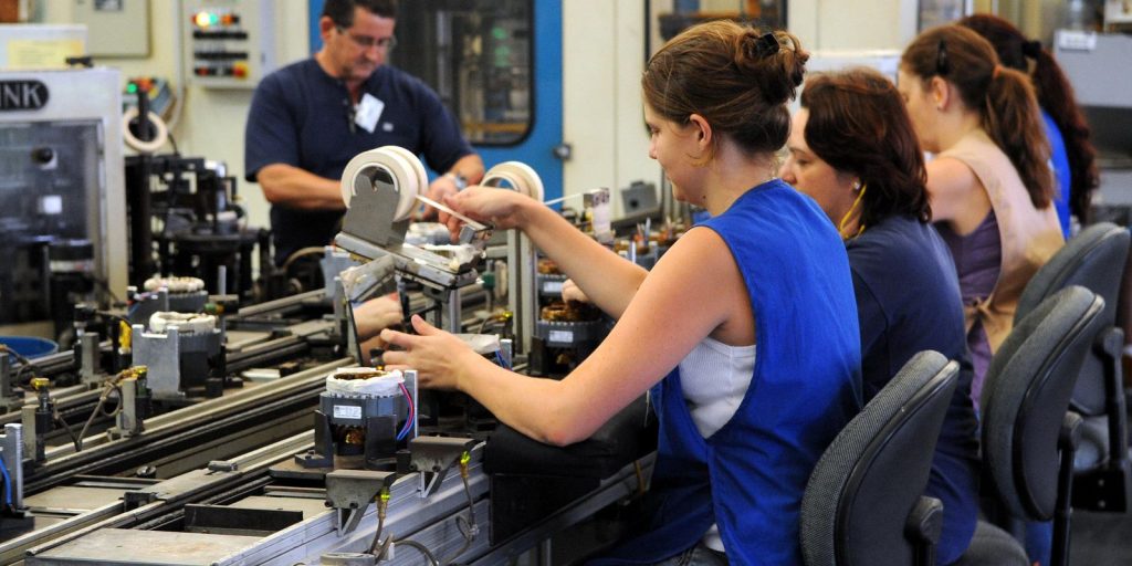 Government launches plan for equal pay between women and men