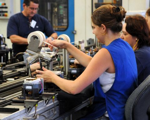 Government launches plan for equal pay between women and men