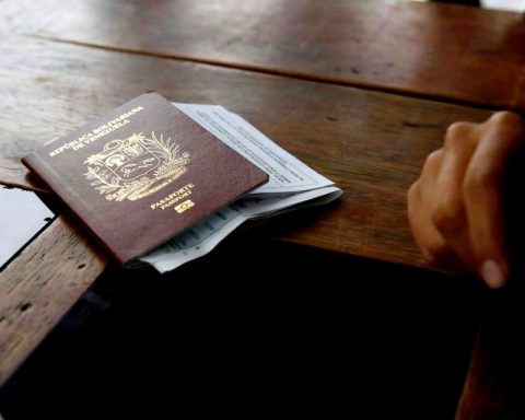 Government limits air entry into national territory to Venezuelans with expired passports