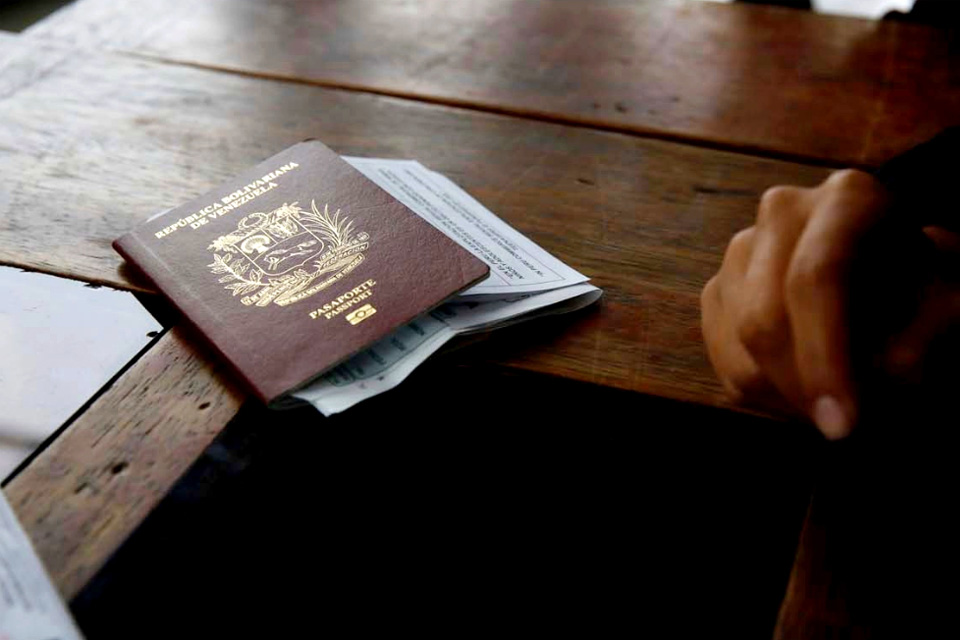 Government limits air entry into national territory to Venezuelans with expired passports