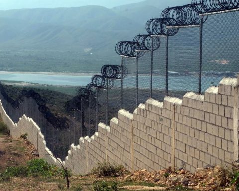 Gobierno continuará con la construcción del muro en la frontera con Haití