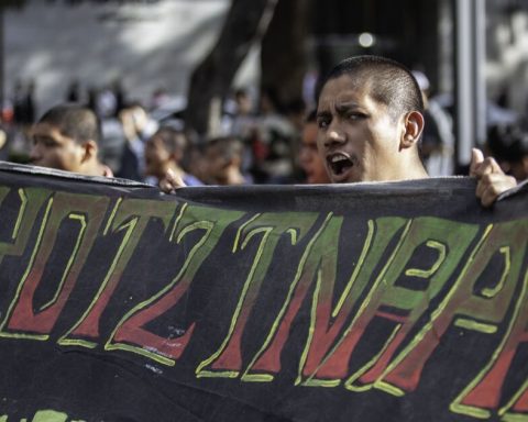 Guerrero launches campaign with billboards to find the 43 from Ayotzinapa