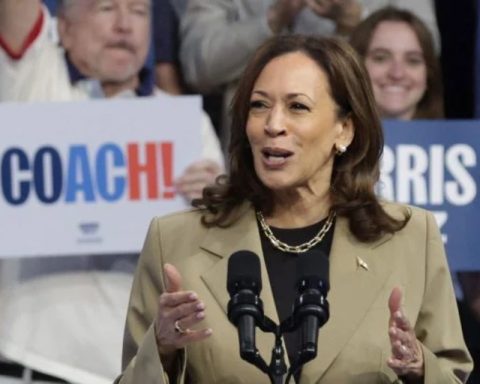 Harris calls on Trump to debate with microphones “on all the time”