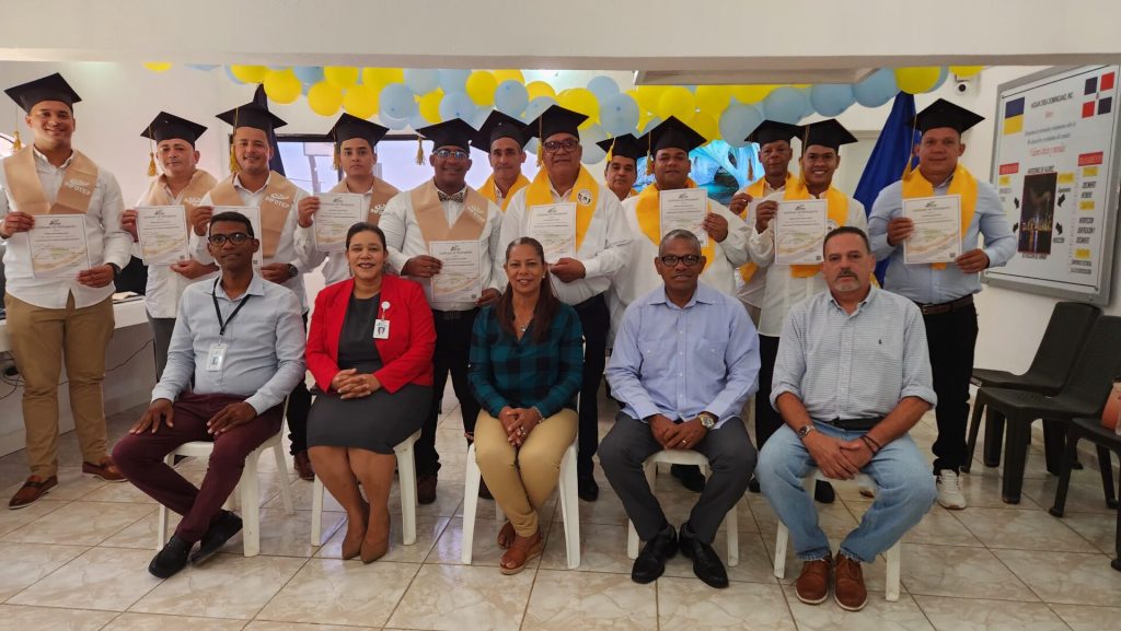 Hogar Crea celebrates the graduation of 18 young people in a technical course taught by Infotep