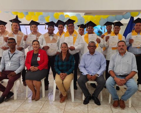 Hogar Crea celebrates the graduation of 18 young people in a technical course taught by Infotep