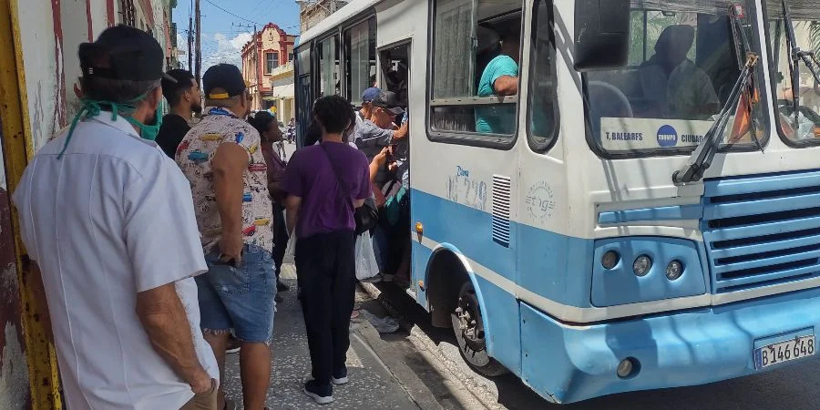 Una guagua en Holguín