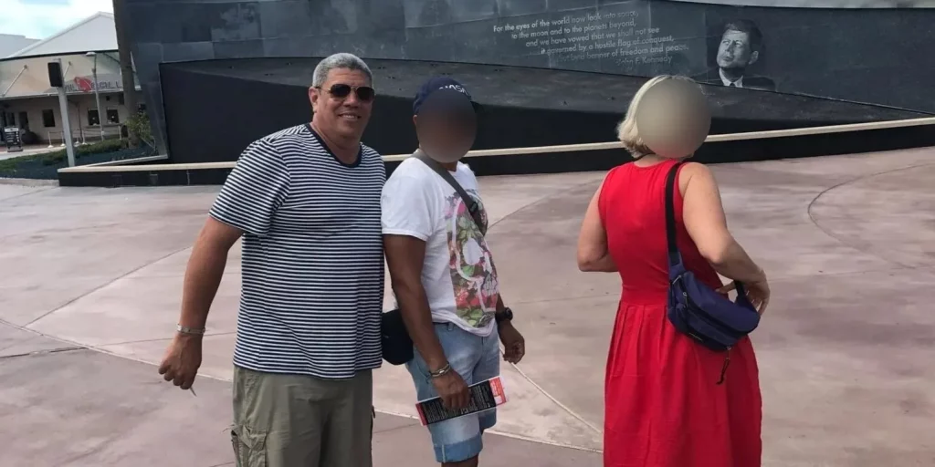 Luis Raúl González-Pardo Rodríguez (a la izquierda) durante una visita al Kennedy Space Center en 2017