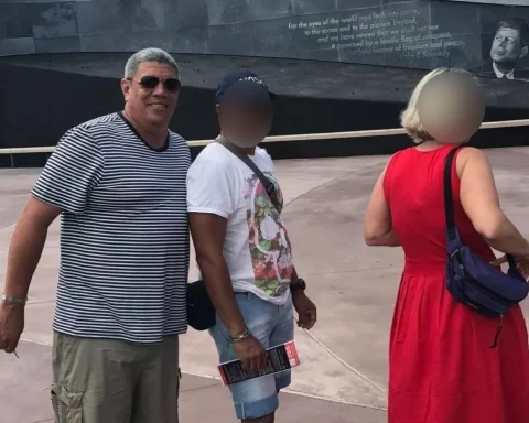 Luis Raúl González-Pardo Rodríguez (a la izquierda) durante una visita al Kennedy Space Center en 2017