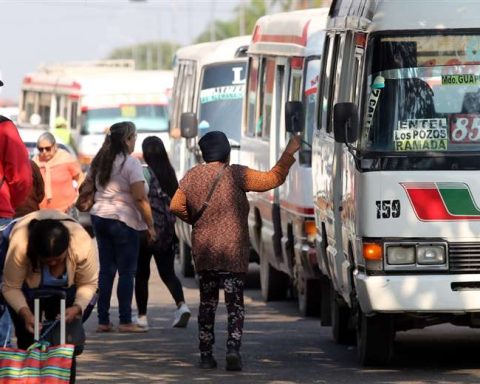 Increase in public transport fares; the fare will cost Bs 3 from September 21