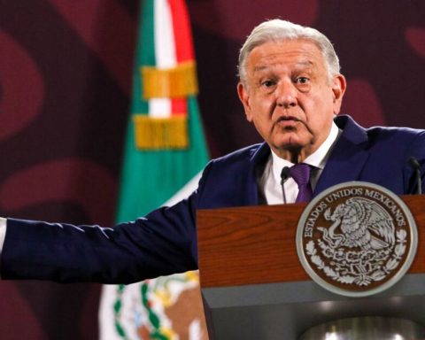 “It will take me a while, please come with water and a hat,” says AMLO about his sixth report