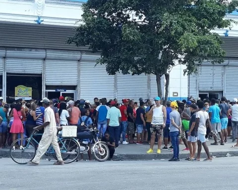 Una cola en La Habana, Cuba, en 2022