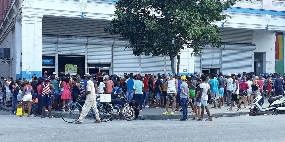 Una cola en La Habana, Cuba, en 2022