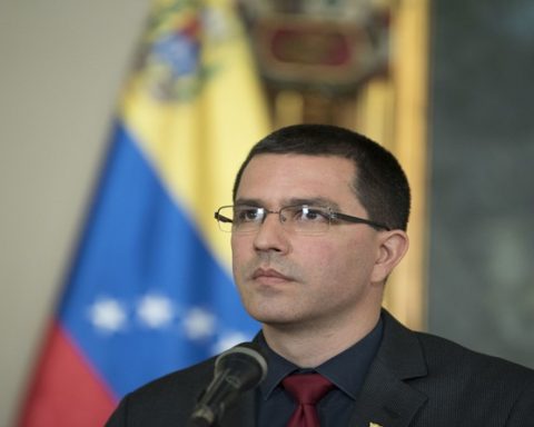 Jorge Arreaza cataloga acción de Edmundo González como un acto de mera cobardía