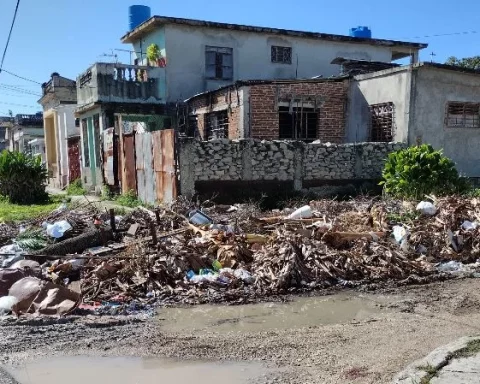 Basurero en una esquina de La Habana, Cuba