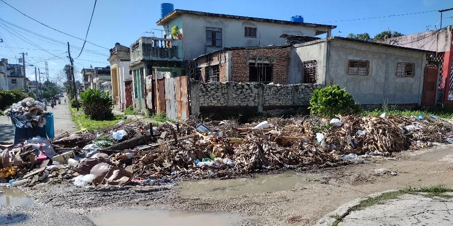 Basurero en una esquina de La Habana, Cuba