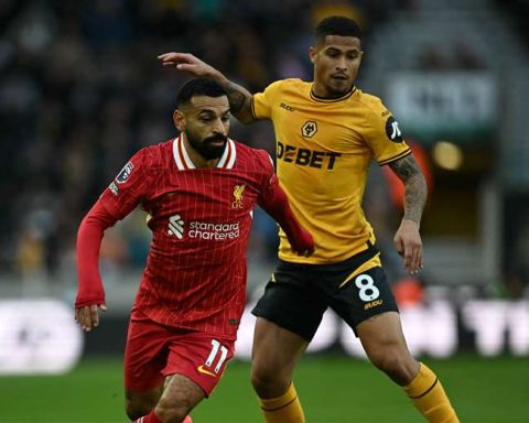 Liverpool wins 2-1 at Wolverhampton and leads the Premier League