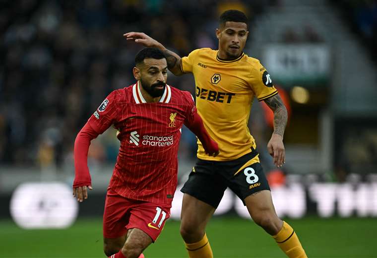 Liverpool wins 2-1 at Wolverhampton and leads the Premier League