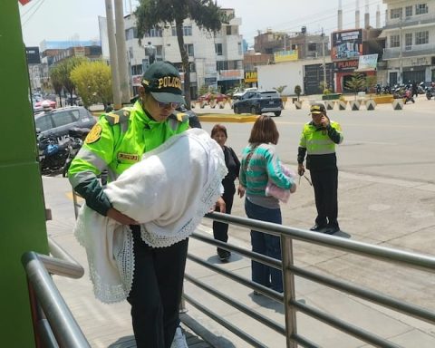 Love at first sight, police officer breastfeeds and takes in a baby who had no food in Huancayo