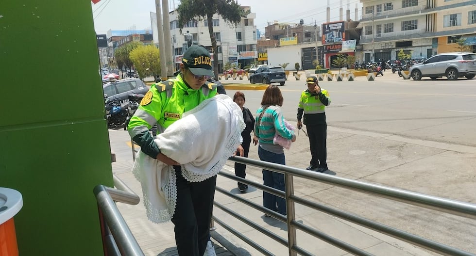 Love at first sight, police officer breastfeeds and takes in a baby who had no food in Huancayo