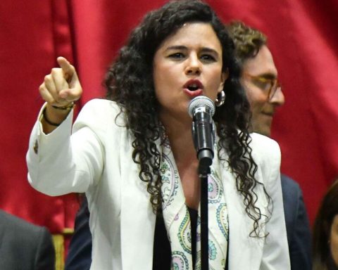 Luisa María Alcalde offers a rally in favor of AMLO during the presentation of the report