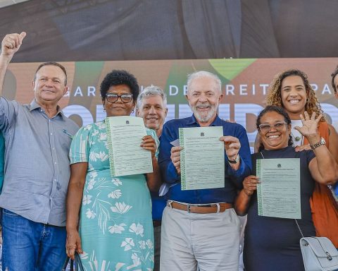 Lula signs agreement and ends 40-year dispute in Alcântara