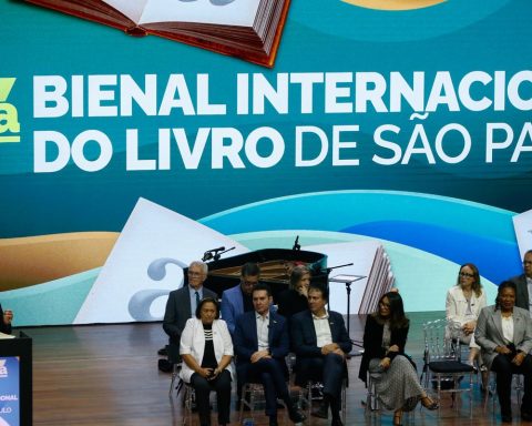 Lula signs regulation of the National Reading and Writing Policy