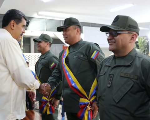 Maduro awards decorations to members of the FANB attacked by US sanctions