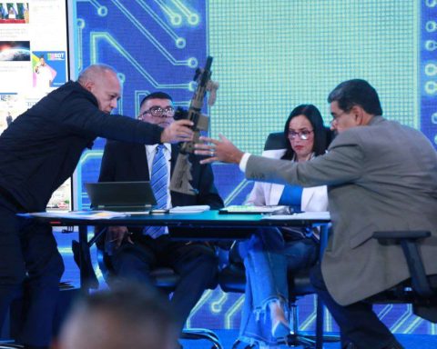 Maduro exhibits seized weapons for exclusive use by the United States