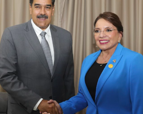 Maduro gives his “absolute support” to the president of Honduras after eliminating the treaty with the US