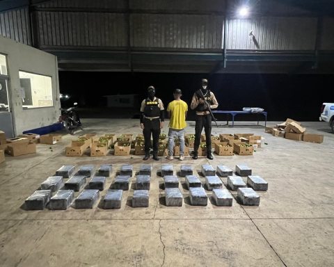 Arrestan un hombre y frustran envío de 201 paquetes de cocaína a Róterdam