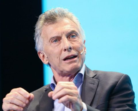 Mauricio Macri goes all out against Chiqui Tapia