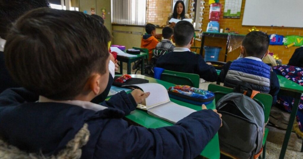 Mexico invests four times less in education and scholarships do not stop the gap