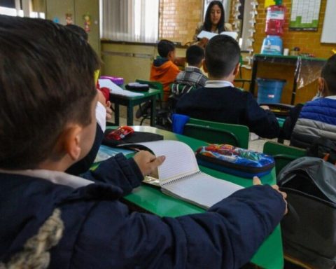 Mexico invests four times less in education and scholarships do not stop the gap