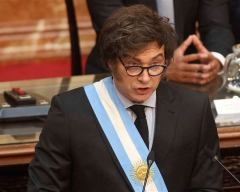 Milei presents the 2025 budget to the Argentine Congress with "zero deficit" as a goal