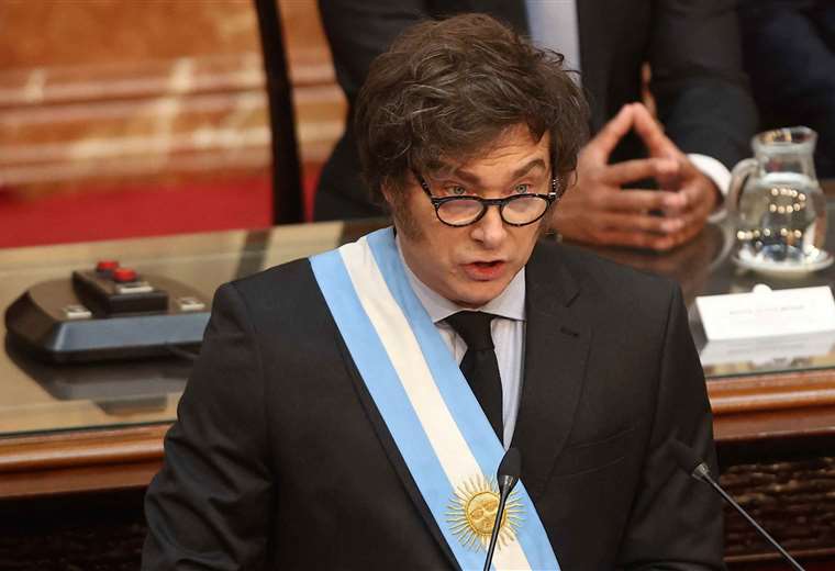 Milei presents the 2025 budget to the Argentine Congress with "zero deficit" as a goal