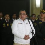 Ministro Santiváñez insiste en negar los audios que se le atribuyen.