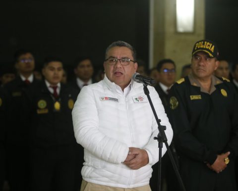 Ministro Santiváñez insiste en negar los audios que se le atribuyen.