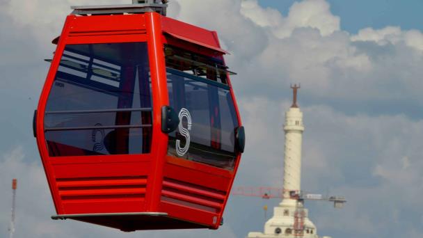 Monthly demand for the Santiago cable car is less than daily capacity