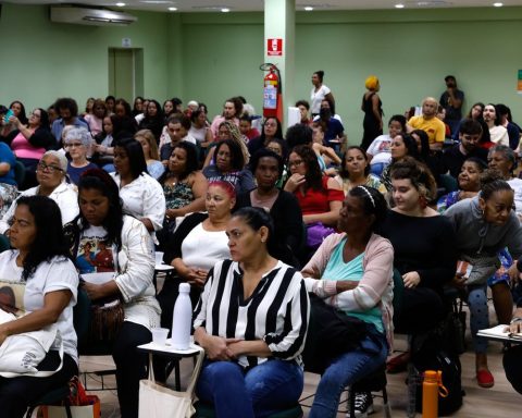 Mothers of young people killed by police become scholarship holders in UFRJ project