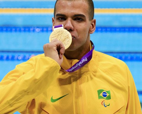 Multi-time Paralympic champion André Brasil launches biography