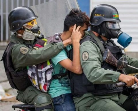 Adolescentes detenidos-torturados