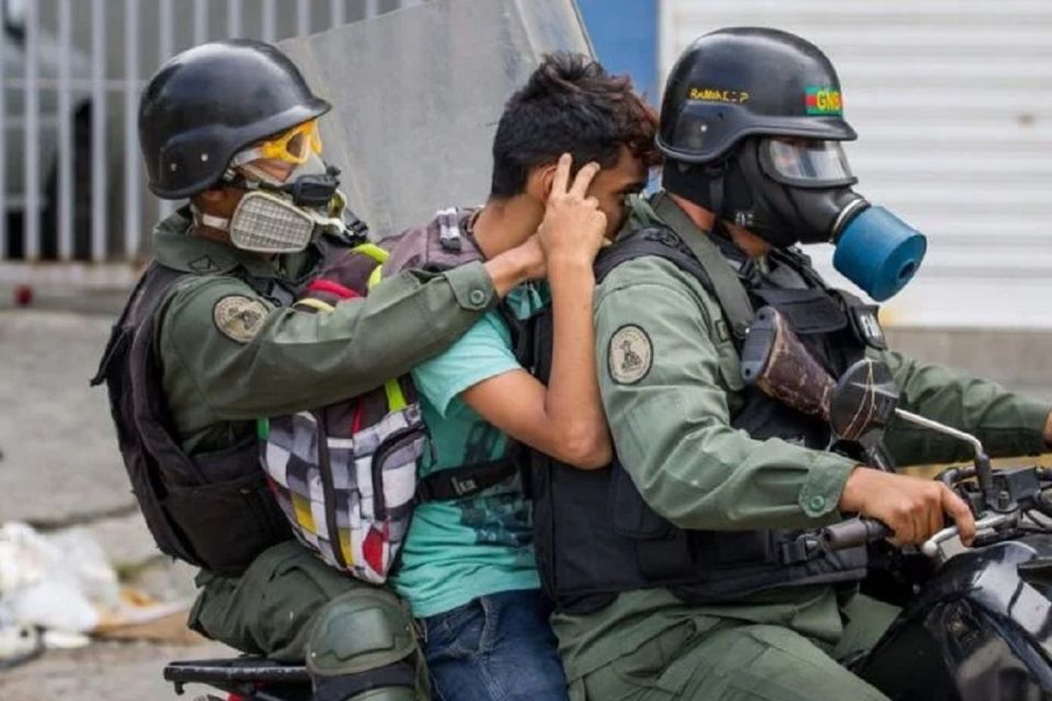 Adolescentes detenidos-torturados