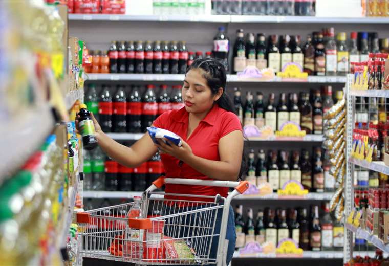 Neighborhood stores, discount chains and markets compete on prices