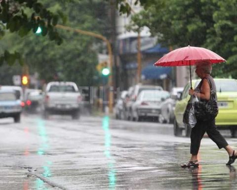 Aguaceros ocasionales esta tarde, pero seguirá el calor   