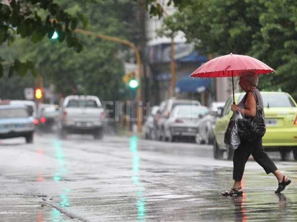 Aguaceros ocasionales esta tarde, pero seguirá el calor   