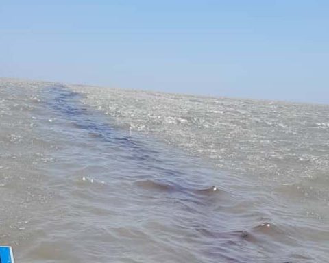 Oil leaks continue to be evident in the Gulf of Venezuela and Lake Maracaibo